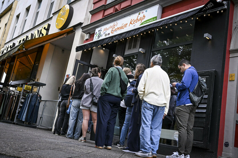 Kunden stehen vor «Mustafa's Gemüse Kebab», Berlins berühmtester Dönerimbiss, am Mehringdamm.