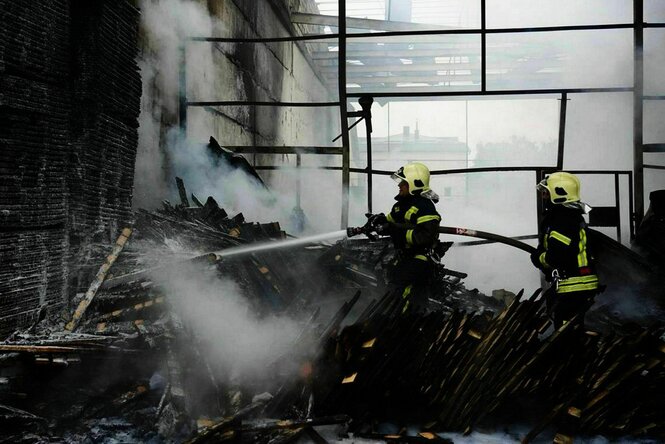 Feuerwehrleute bei Lösch­arbeiten nach dem großen Luftangriff auf das west­ukrainische Gebiet Wolyn am 9. Juli