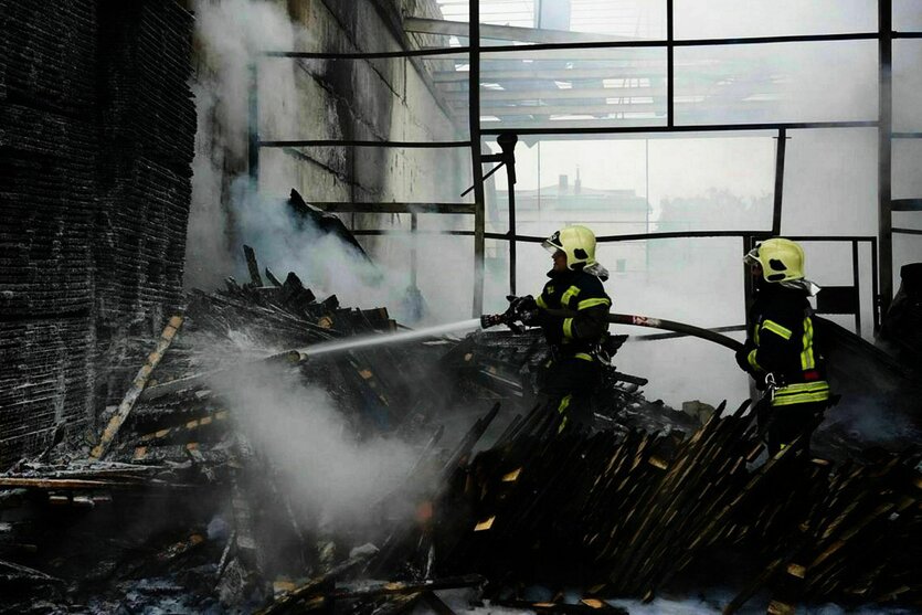 Feuerwehrleute bei Lösch­arbeiten nach dem großen Luftangriff auf das west­ukrainische Gebiet Wolyn am 9. Juli