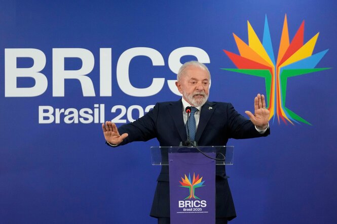 Der brasilianische Präsident Lula spricht während einer Pressekonferenz auf dem 17. jährlichen BRICS-Gipfel