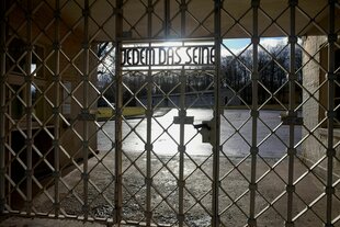 Blick auf das Eingangstor des NS-Vernichtungslagers Buchenwald mit der Aufschrift „Jedem das Seine“
