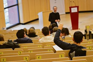 Studenten verfolgen im Helmut Schmidt-Auditorium der Bucerius Law School in Hamburg eine Vorlesung.
