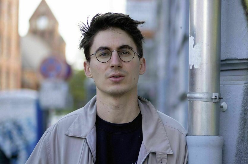 Porträt eines dunkelhaarigen Manns mit Brille