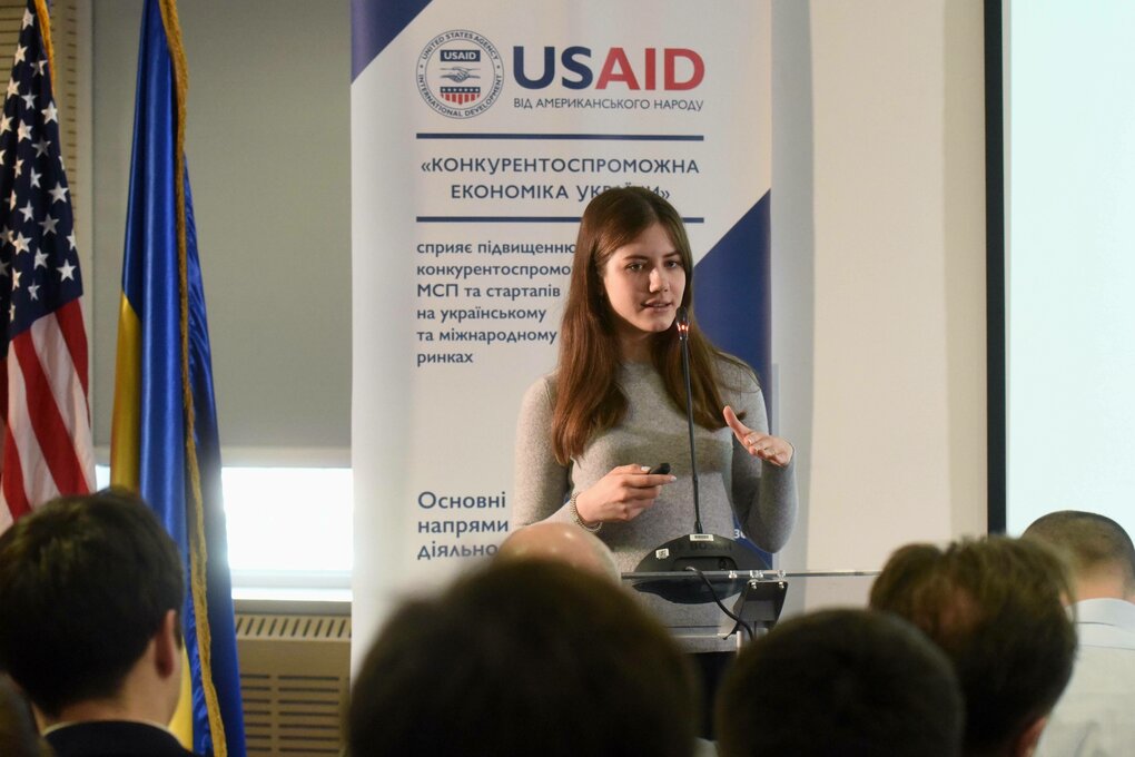 Kateryna Mykhalko vor Geschäftsleuten im Jahr 2019