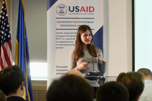 Kateryna Mykhalko vor Geschäftsleuten im Jahr 2019