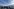Passagiere warten auf dem Flughafen Bergamo auf die Ankunft des Ryanair-Flugzeuges, Alpenpanorama und blauster Himmel im Hintergrund