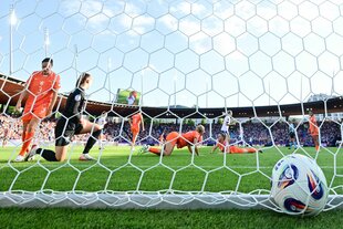 Der Ball im Tor, niederländische Spielerinnen am Boden