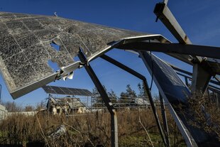 Beschädigte Sonnenkollektoren in der Ukraine