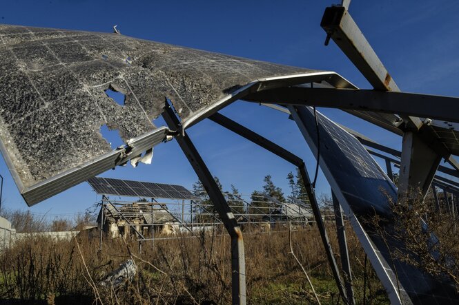 Beschädigte Sonnenkollektoren in der Ukraine