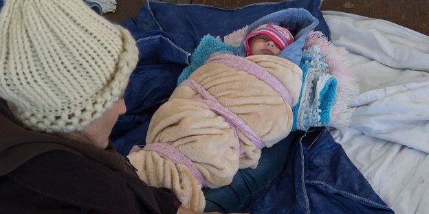 Eine syrische Frau und ihr wenige Monate altes Baby