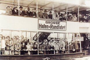 Ein schwarz-weiß Bild einer Schulklasse auf einem Schiff bei einer Hafenrundfahrt in Hamburg 1934