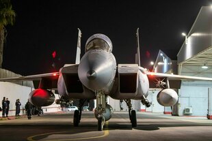 Ein bewaffnetes F-15 Flugzeug der israelischen Luftwaffe vor dem abheben