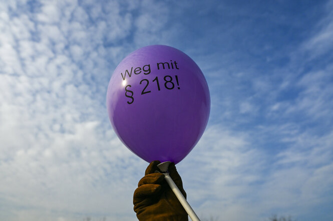 "Weg mit § 218!" steht auf einem Luftballon