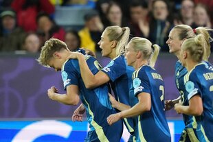 Spielerinnen laufen nach einem Tor in Richtung Zuschauertribüne