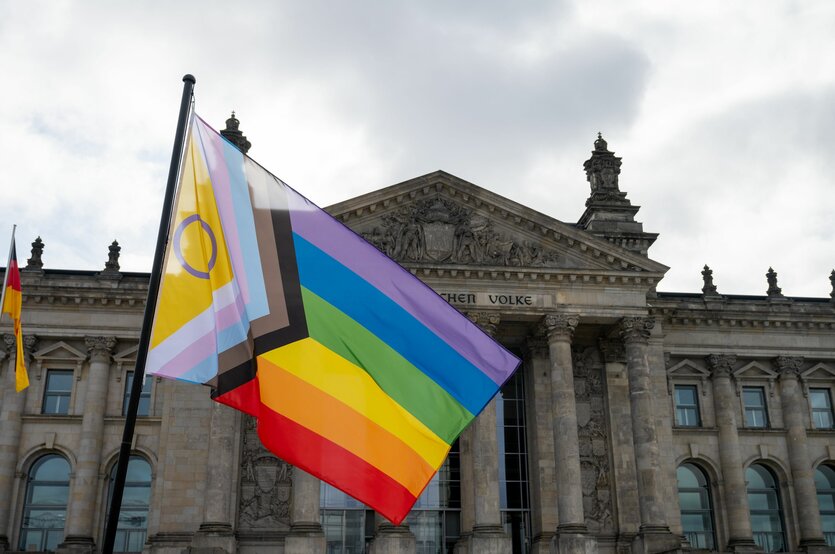 Die Regenbogenflagge vor dem Reichstagsgebäude