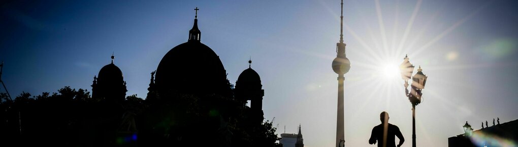 Berliner Stadtkulisse mit Dom, Fernsehturm und Sonne