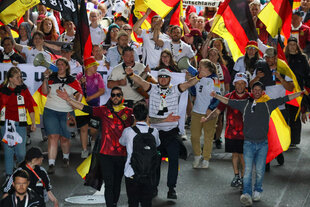 Eine Gruppe grölender Menschen und viel Schwarz-Rot-Gold