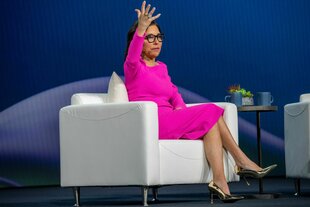 Linda Yaccarino spricht auf der Technik-Messe CES, sie macht eine wegwerfende Handgeste