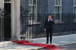 Macron reibt sich die Nase vor Downing Str. 10