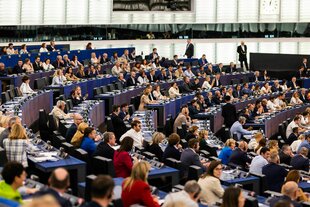 Abgeordnete des Europäischen Parlaments sitzen während einem Misstrauensvotum gegen die Europäische Kommission im Plenarsaal