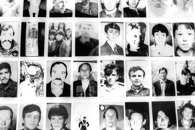 Collage von Bildern von Männern in schwarzweiß: Sie zeigen vermisste Personen