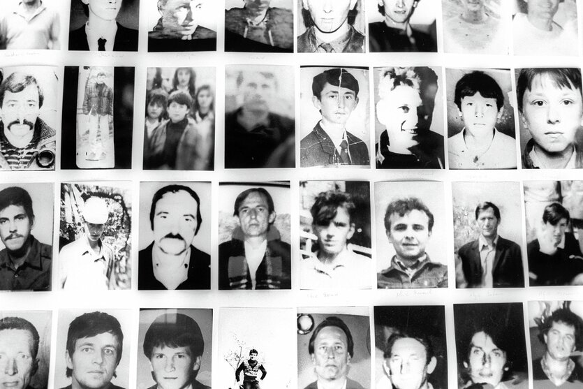 Collage von Bildern von Männern in schwarzweiß: Sie zeigen vermisste Personen