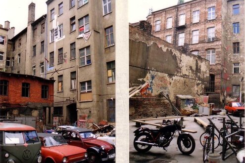 zwei Bilder von alten Wohnhäusern