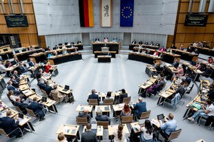 Das Bild zeigt einen Blick in den Plenarsaal des Berliner Abgeordnetenhauses.