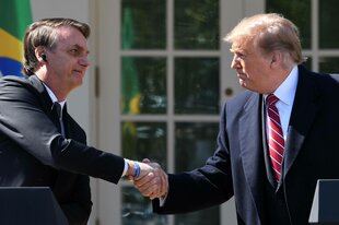 Archiv: Präsident Donald Trump schüttelt dem damaligen brasilianischen Präsidenten Jair Bolsonaro bei einer gemeinsamen Pressekonferenz die Hand