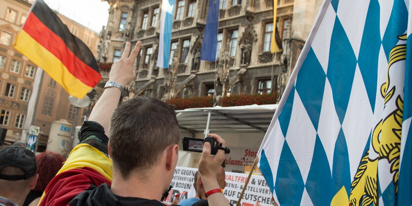 Pegida-Anhänger bei einer Versammlung in München am 20.07.2015.