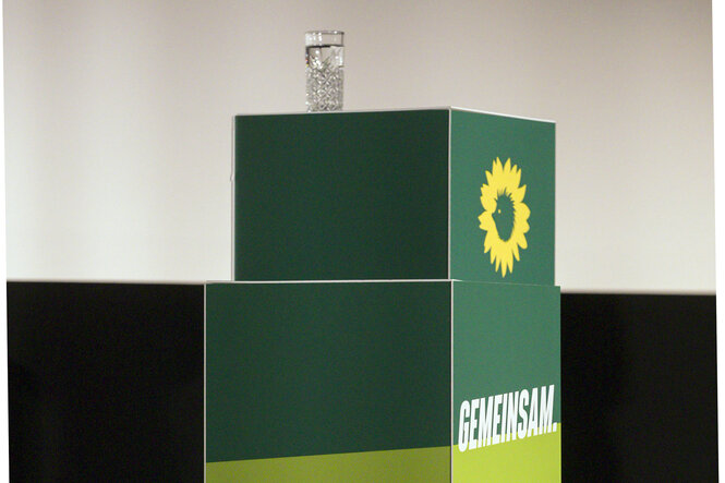 Das Bild zeigt ein leeres Rednerpult der Grünen.
