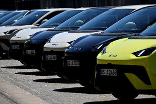 BYD stehen in einer Reihe