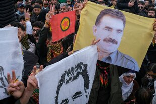 Junge Kurden halten ein Plakat des inhaftierten Anführers der militanten PKK, Abdullah Öcalan