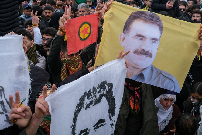 Junge Kurden halten ein Plakat des inhaftierten Anführers der militanten PKK, Abdullah Öcalan