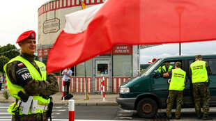 Polnische Grenzbeamte kontrollieren ein Fahrzeug an der polnisch-deutschen Grenze