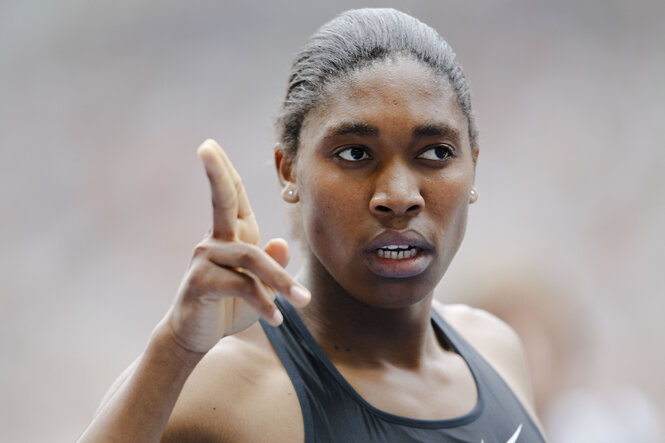 Caster Semenya macht ein Zeichen des Sieges nach einem Lauf