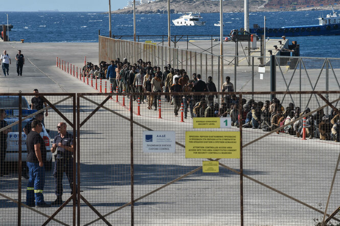 Geflüchtete im Hafen von Kreta hinter Säunen und Gittern