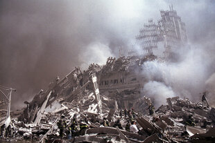 Archivbild 9/11; die rauchenden, staubigen Überreste des World Trade Centers, in den Trümmern, fast nicht unterscheidbar, Rettungskräfte