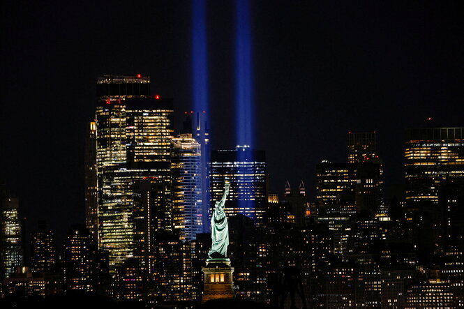 Lichter, die die Twin Towers nachbilden, strahlen in den Himmel über Manhattan