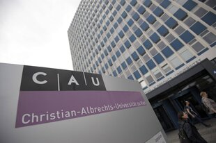 An der Christian-Albrechts-Universität zu Kiel konnte während der Islamwoche im Mai 2025 ein Salafist einen Vortrag halten