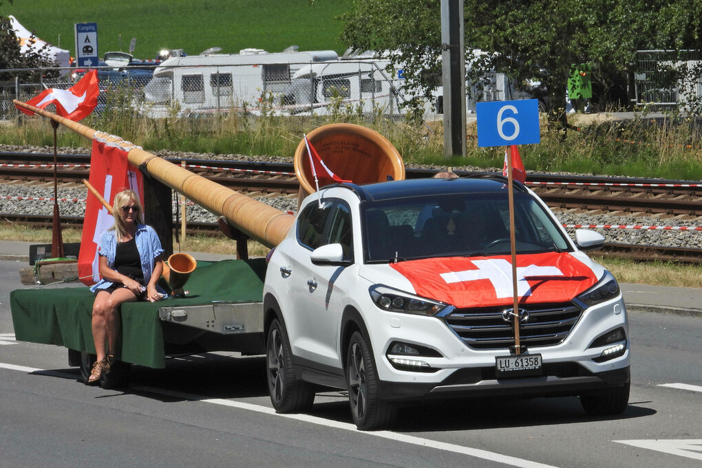 Ein riesiges Alhorn auf einem Autoanhänger