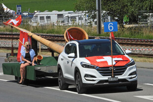 Ein riesiges Alhorn auf einem Autoanhänger