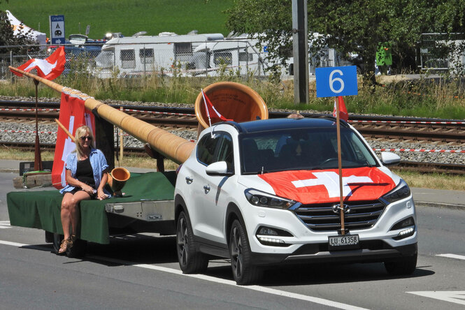 Ein riesiges Alhorn auf einem Autoanhänger