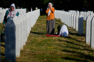 Frauen beten an dem Memorial Center für die Opfer des Massakers von Srebrenica in Potocari, Bosnien, Freitag, 11. Juli 2025.