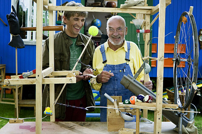 Zwei Menschen hinter einer selbstgebauten Maschine