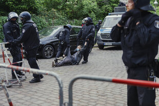 Polizist:innen ziehen einen Demonstranten auf der Nakba-Demo weg