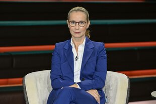 Frauke Brosius-Gersdorf, Arme und Beine überkreuz, bei Lanz, in blauem Anzug