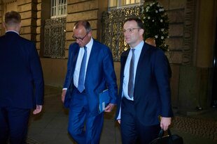 Spahn und Merz verlassen die Bayerische Vertretung und sehen zerknirscht aus