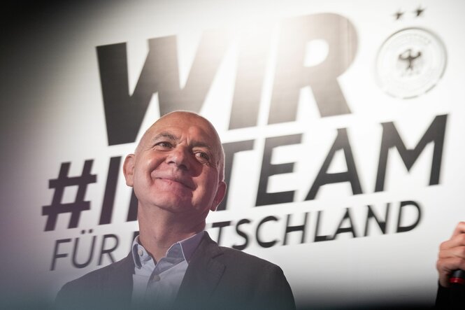 Bernd Neuendorf, DFB-Präsident, steht vor dem Schriftzug «Wir #imTeam für Deutschland»