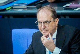 Alexander Dobrindt kratzt sich am Kinn